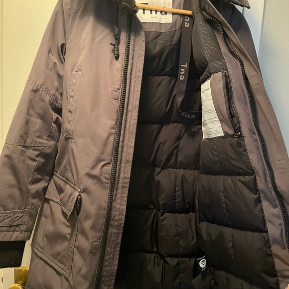 Bancroft Aritzia Parka gently worn for 1 season. - Picture 2 of 8